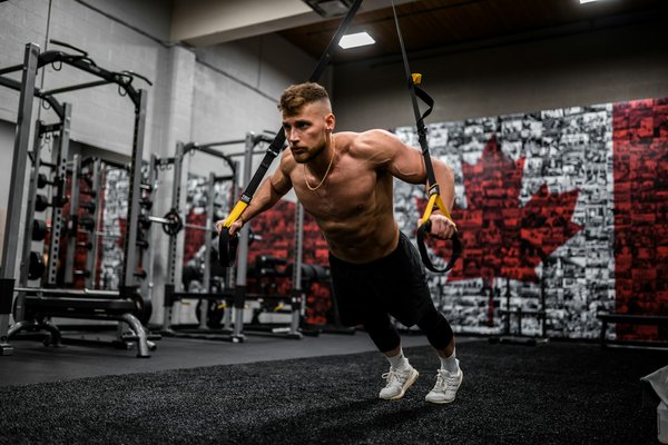 Quels exercices de musculation peuvent aider à renforcer les muscles du dos chez les pratiquants de windsurf?